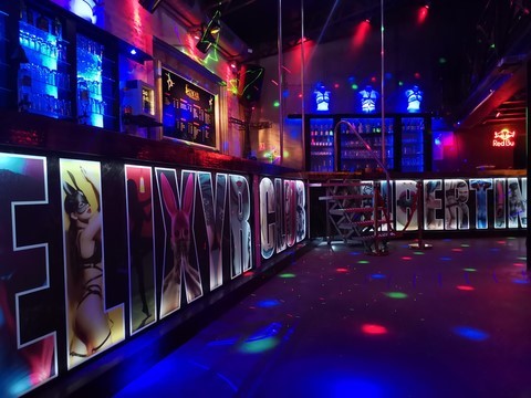 bar ambiance cocktail tendance sans alcool avec alcool club libertin elixyr 17330 tout y faut